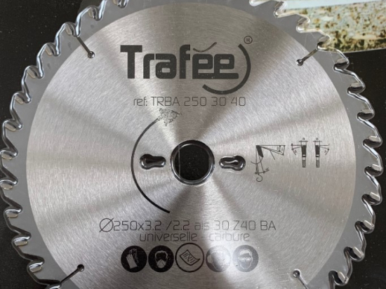 Trafée : Lame carbure 250 z=40 al: 30 mm alesage 30 mm - 2 achetée : 1 offerte